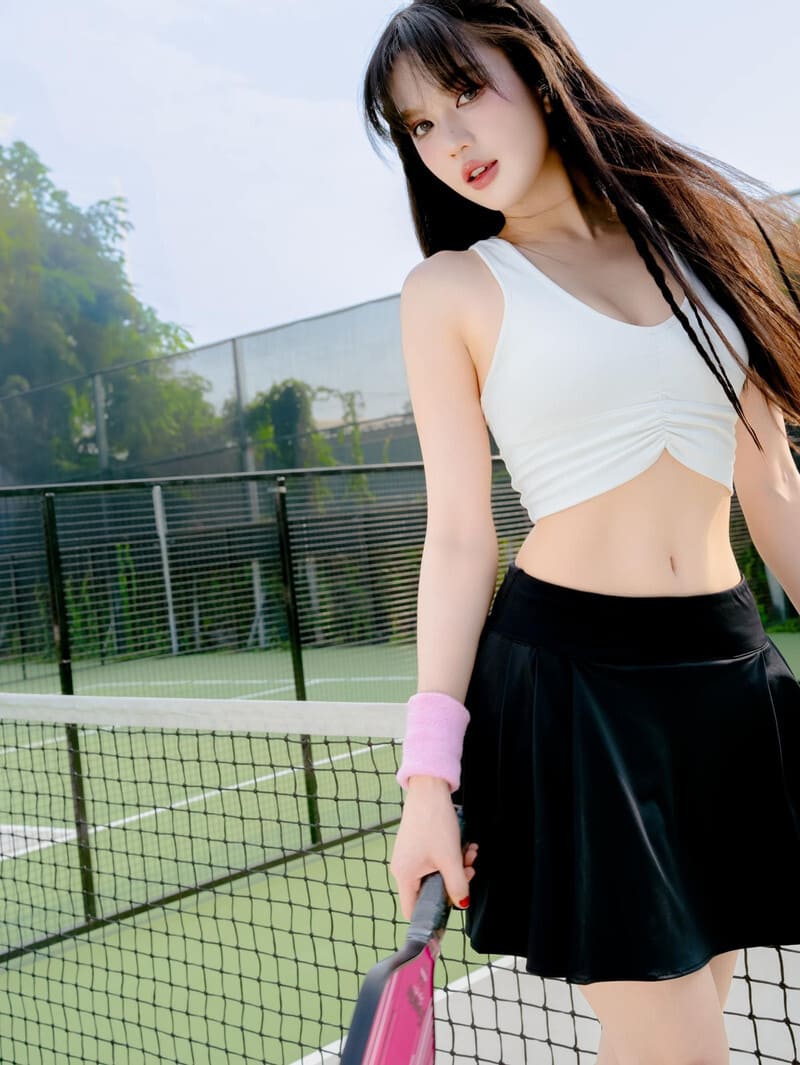 2-Nữ hoàng nội y' Ngọc Trinh miệt mài tập luyện trên sân Pickleball