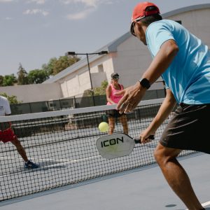 So sánh giữa Pickleball, Tennis và Cầu lông – Dễ nhưng không dễ